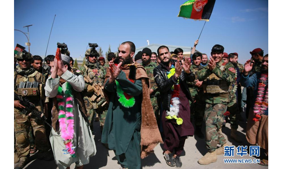 3月3日，人们庆祝从位于阿富汗赫拉特省的塔利班“监狱”中被解救出来。

　　阿富汗国防部3日发表声明说，政府军2日夜间在西部赫拉特省展开行动，捣毁一座塔利班“监狱”并从中解救34人。

　　声明表示，在赫拉特省阿德拉斯坎地区展开的行动中，6名武装分子被击毙。获救者包括军人、警察、政府官员和平民等，他们获救后被送往一处军营。截至目前，塔利班尚未对阿国防部的声明做出回应。

　　新华社发（埃拉哈·萨希尔 摄）
