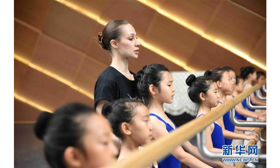 哈尔滨大剧院一位俄罗斯舞蹈老师在教孩子们跳芭蕾舞（7月1日摄）。新华社记者 曹霁阳 摄