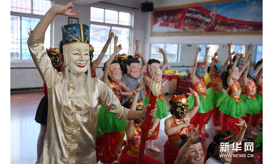 4月23日，江西省南丰县教师进修学校附属小学的孩子们在排练原创少儿歌舞节目“我跟阿公学跳傩”。 新华社记者 万象 摄
