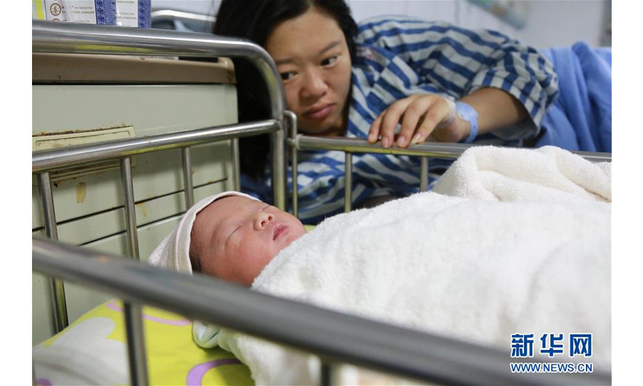 这是在宜宾市矿山急救医院拍摄的“地震宝宝”和妈妈（6月18日摄）。 新华社记者 杨进 摄
