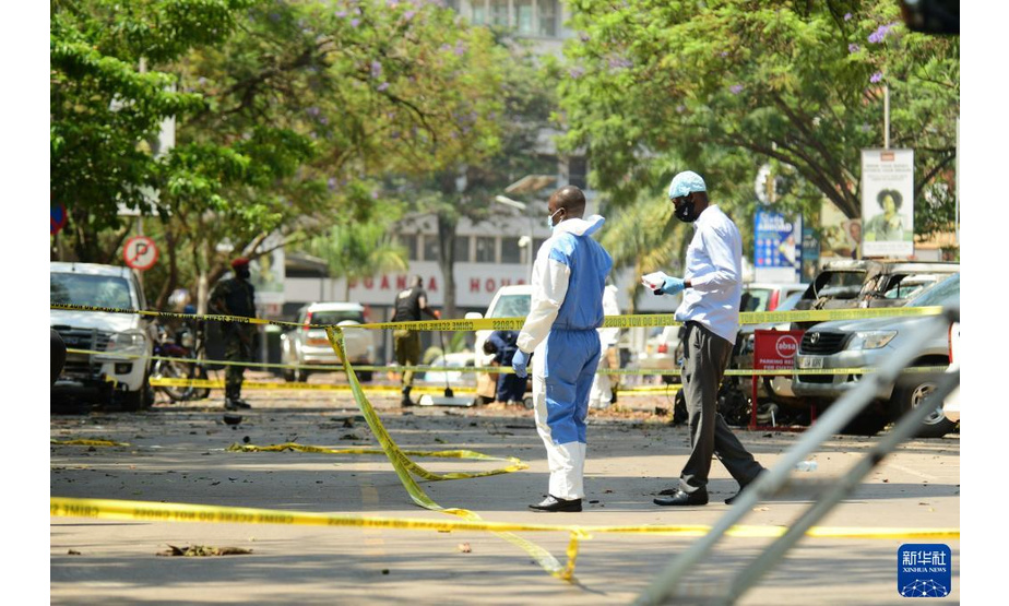 11月17日，在乌干达坎帕拉，调查人员在爆炸袭击发生地工作。

　　乌干达首都坎帕拉市中心16日发生两起爆炸袭击，导致包括3名自杀式袭击者在内的6人死亡，数十人受伤。极端组织“伊斯兰国”宣称制造了爆炸事件。

　　新华社发（哈贾拉摄）