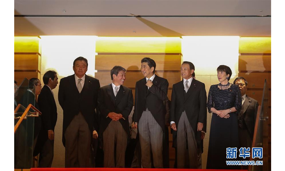 9月11日，在日本东京首相官邸，日本首相安倍晋三（前排中）率阁僚参加合影。新华社记者 杜潇逸 摄