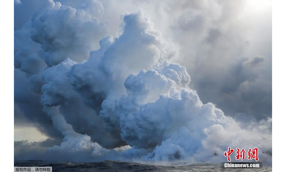 当地时间2018年5月20日，美国夏威夷基拉韦厄火山继续喷发，岩浆流入太平洋，遇海水激起滚滚烟雾。