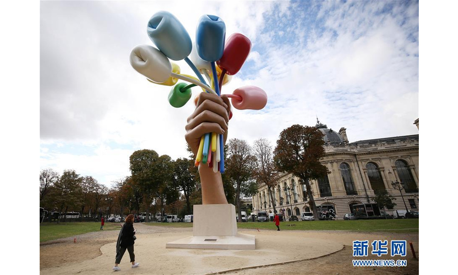 这是10月7日在法国巴黎小皇宫博物馆附近拍摄的“郁金香花束”雕塑。新华社记者高静摄