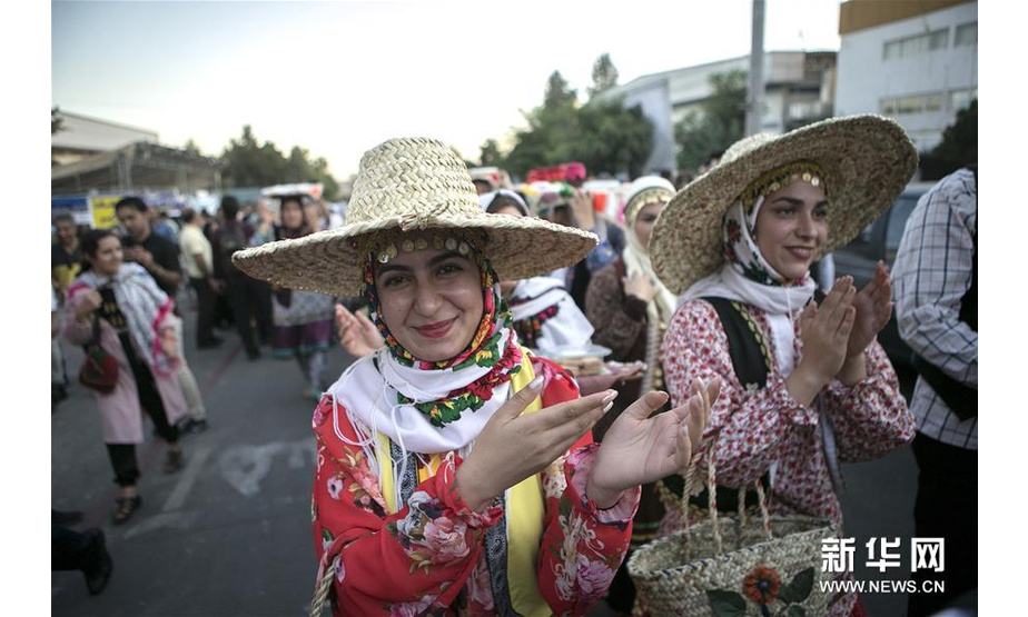 8月17日，在伊朗德黑兰，村民身着传统服饰参加第四届德黑兰传统游牧文化展。 新华社发（艾哈迈德·哈拉比萨斯摄）