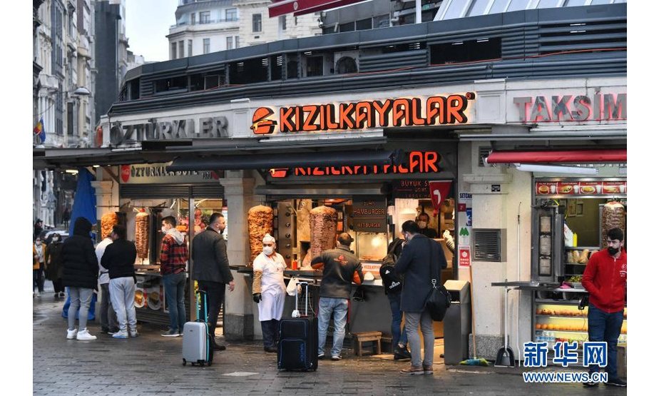 2月25日，在土耳其伊斯坦布尔的塔克西姆广场，人们购买土耳其烤肉。

　　土耳其国家统计局日前公布的数据显示，受新冠疫情影响，土耳其2020年旅游收入约为120亿美元，较上年减少近三分之二。

　　新华社记者 徐速绘 摄