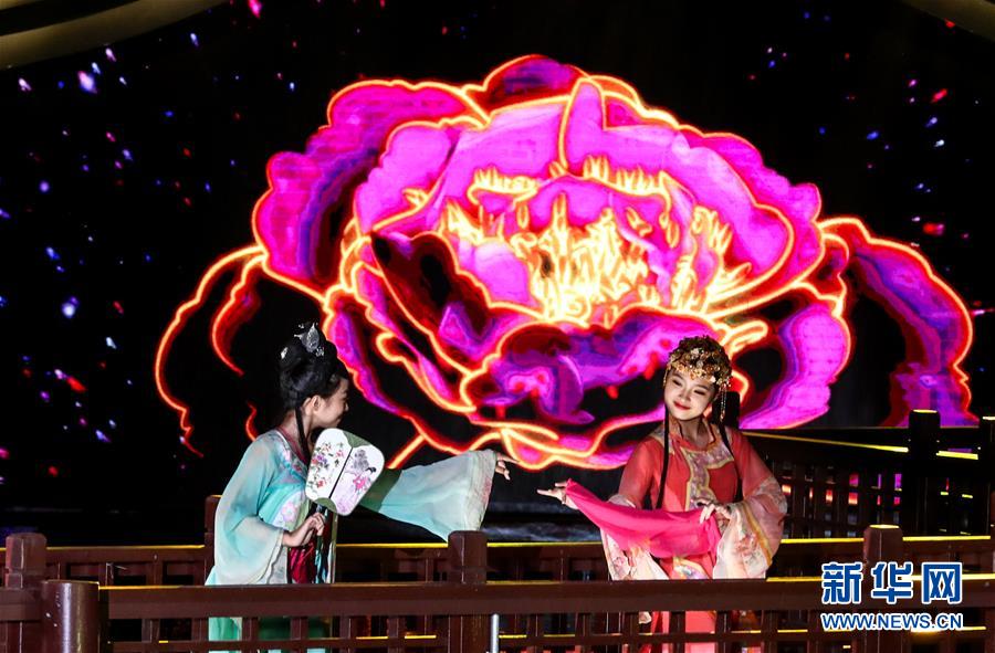 9月12日，演员在开灯仪式上表演《夜美周庄》。新华社记者 杨磊 摄