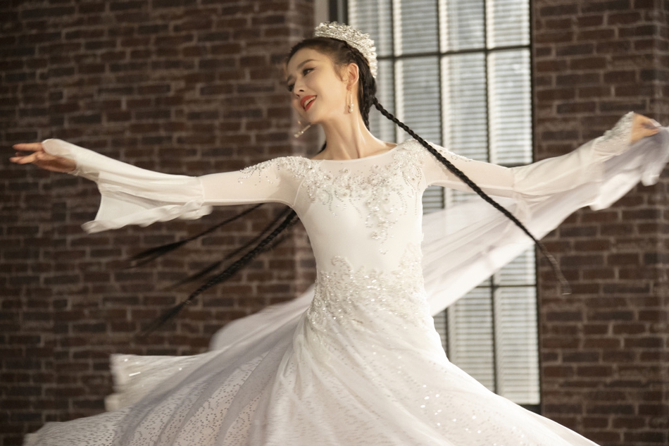 5月22日，佟丽娅工作室在微博上晒出了一组佟丽娅跳舞的照片。照片中，佟丽娅绑着长辫子，身穿白裙翩翩起舞，身姿婀娜仙气飘飘，太美了。