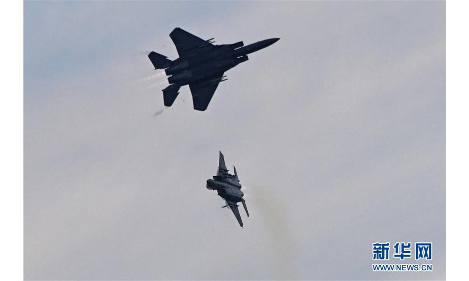 7月13日，两架战斗机在新加坡参加国庆庆典彩排。 新加坡将在8月9日庆祝国庆。 新华社发（邓智炜 摄）