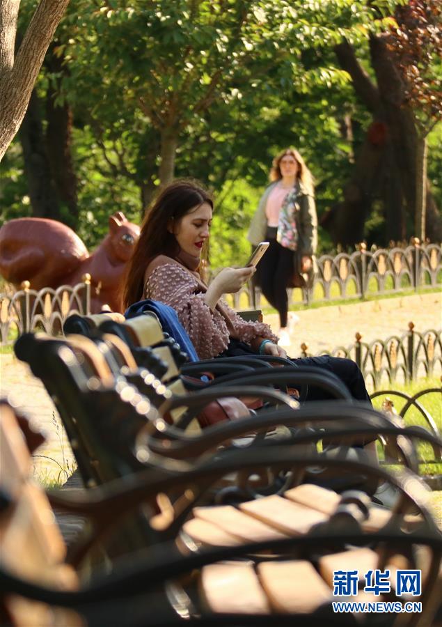 6月1日，一名女子坐在土耳其伊斯坦布尔的一个公园长凳上。 土耳其从6月1日起允许餐馆、咖啡馆、公园、海滩和健身房重新开放，日托中心、幼儿园、图书馆和博物馆也从同日开始恢复运营。 新华社记者 徐速绘 摄
