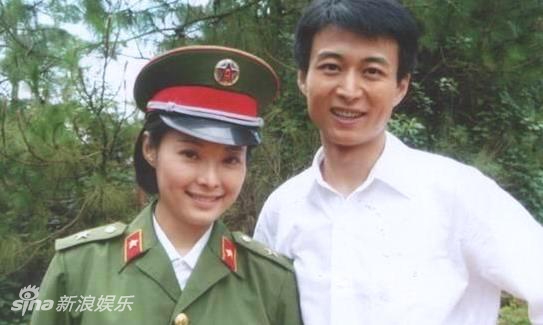 袁立此前曾经历两段婚姻。第一任丈夫是赵岭。2005年拍戏《大校的女儿》时跟演员赵岭相恋且闪婚,后因性格不和离婚。