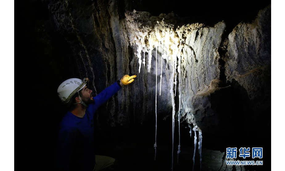 4月14日，在位于死海南端的以色列迈勒海姆盐洞内，来自希伯来大学的博阿兹·朗福德介绍盐洞情况。 以色列洞穴研究专家近日宣布，他们与来自其他国家的洞穴探索者合作勘查发现，位于死海地区的以色列迈勒海姆洞长10公里，是世界上最长的盐洞。这个盐洞最初由以色列希伯来大学洞穴研究中心专家上世纪80年代在绵延11公里的塞多姆山里发现。塞多姆山位于死海西南端，比海平面低170米。山体几乎全部由盐构成，只覆盖薄薄一层岩石。每年冬季，雨水渗入山石缝隙，溶解盐分，不断形成新的洞穴。 新华社发（吉尔·科恩·马根 摄）