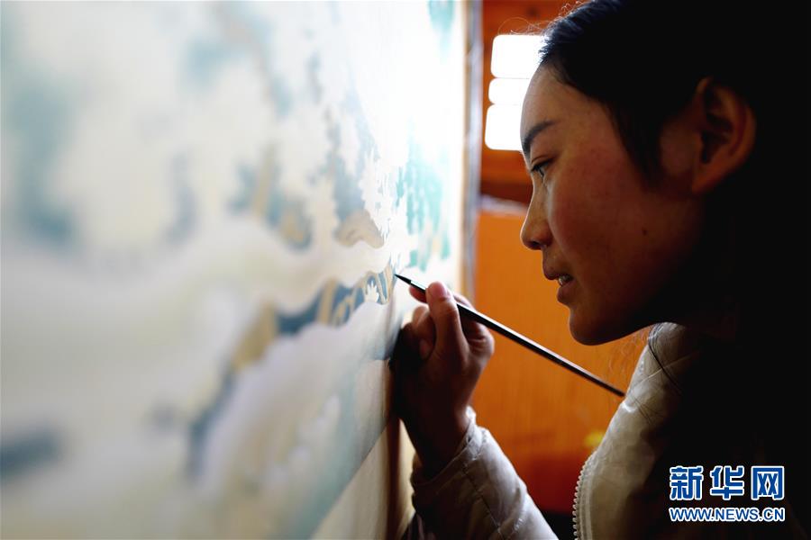 　　搬迁村民在四季吉祥村的文创基地里画唐卡（8月8日摄）。新华社记者 普布扎西 摄


