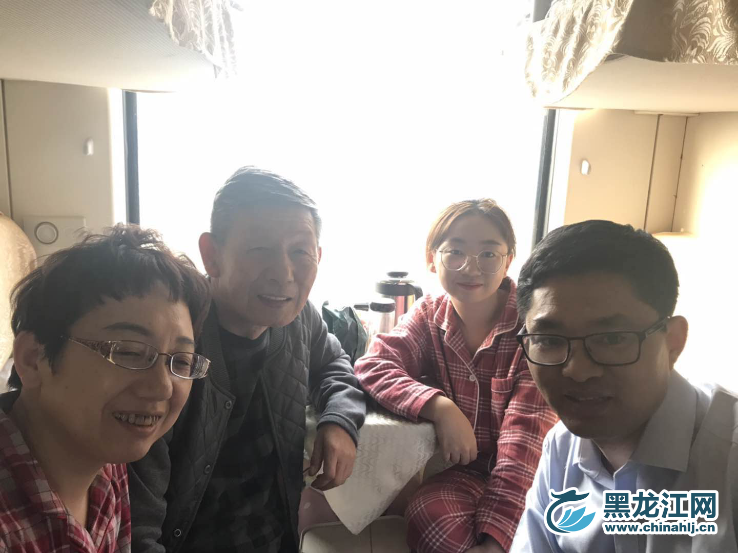 镜头前的一家四口。宋菲 摄