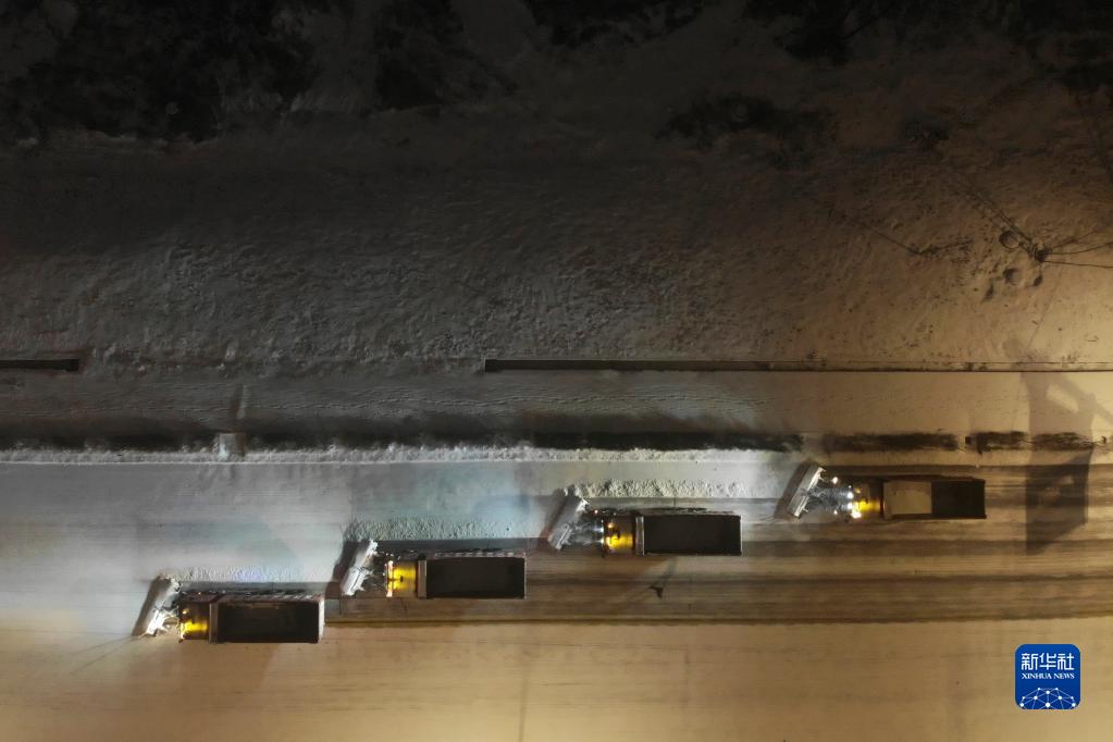 11月21日晚，环卫清雪车在鸡西市鸡冠区鸡东新路上进行清雪作业（无人机照片）。

　　黑龙江省鸡西市气象局于11月22日03时50分将暴雪橙色预警信号升级为暴雪红色预警信号。为保障当地物资运输畅通、居民出行便利，鸡西市相关部门迅速组织除雪力量，一夜无眠的“逆行者”在暴雪中用自己的辛苦付出，保障城市有序运转和居民正常生活。

　　新华社记者 张涛 摄