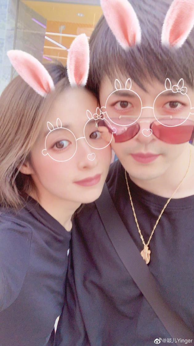 颖儿晒与付辛博合影庆祝结婚一周年