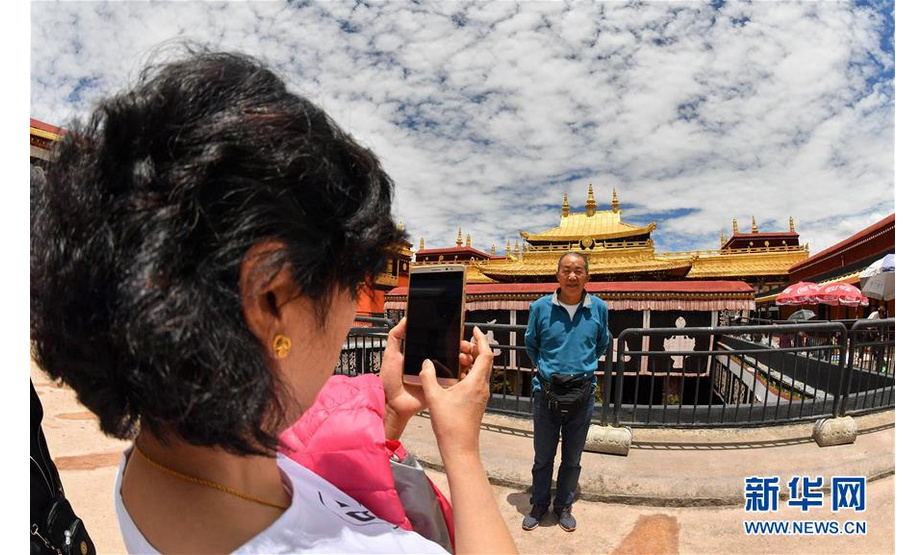 7月2日，游客在大昭寺金顶前留影。

　　当日起，在暂停对外开放五个多月后，西藏大昭寺恢复对外开放。 新华社记者 晋美多吉 摄