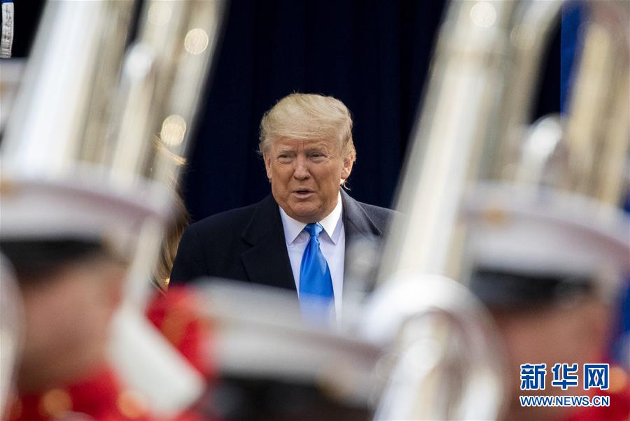 11月11日，美国总统特朗普在纽约参加退伍军人纪念日游行开幕式。新华社记者 王迎 摄
