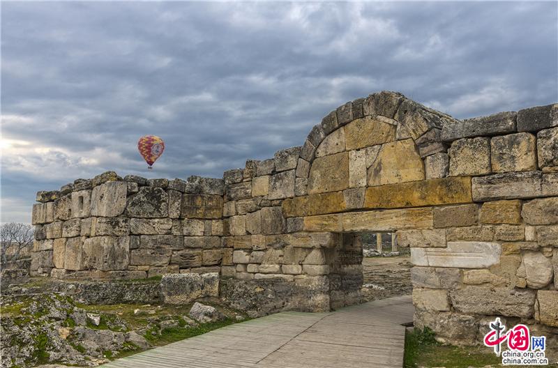 它是一个古罗马时代的遗迹，穿行在断壁残垣间犹如时空穿越，恍似看到当年盛世时的场景。（作者：刘杰）