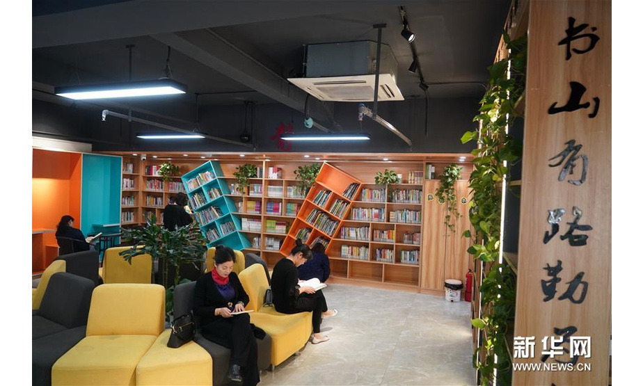 在南京市江宁区秣陵街道殷巷社区一处小区内的睦邻书房，居民在阅读书籍（11月6日摄）。新华社记者 季春鹏 摄