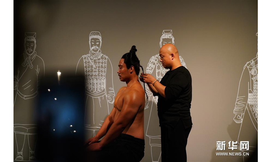9月10日，演员在特展上演出行为艺术作品《给兵马俑梳头》。新华社记者 吴建路 摄