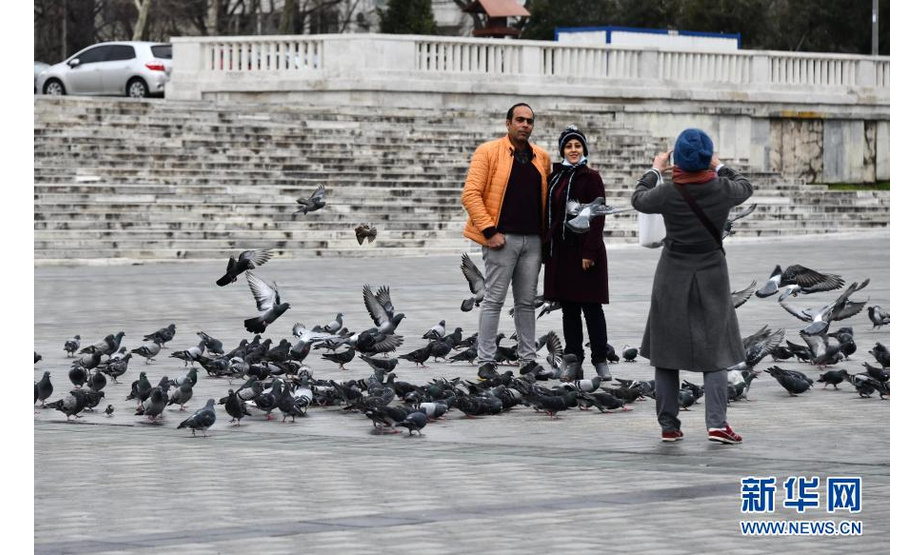 2月25日，游客在土耳其伊斯坦布尔的塔克西姆广场拍照。

　　土耳其国家统计局日前公布的数据显示，受新冠疫情影响，土耳其2020年旅游收入约为120亿美元，较上年减少近三分之二。

　　新华社记者 徐速绘 摄