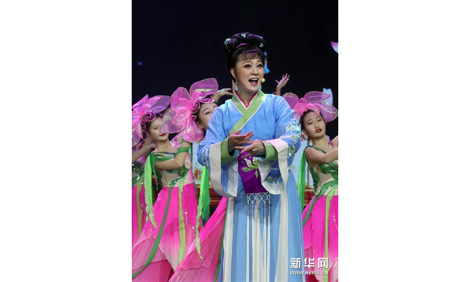 11月11日，演员在开幕式上表演黄梅戏《牛郎织女》。 新华社记者 韩晓雨 摄