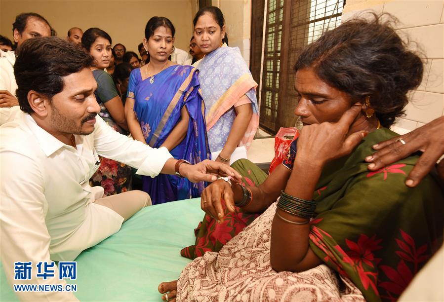 9月16日，在印度拉贾蒙德里，安得拉邦首席部长贾甘莫汉·雷迪（左）看望游船倾覆事件幸存者。 印度东部安得拉邦一艘游船15日下午发生倾覆，造成至少7人丧生，另有30多人失踪。 新华社发
