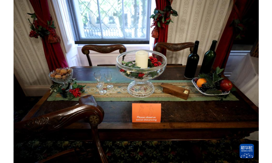 这是11月16日在英国伦敦狄更斯博物馆拍摄的狄更斯曾经使用过的桌子。新华社记者 李颖 摄