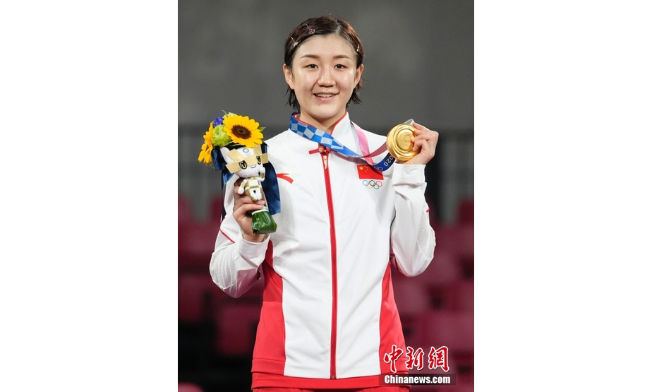 7月29日，在东京奥运会乒乓球女子单打决赛中，中国选手陈梦以4比2战胜队友孙颖莎，夺得冠军。图为陈梦在颁奖仪式上。 中新社记者 杜洋 摄
