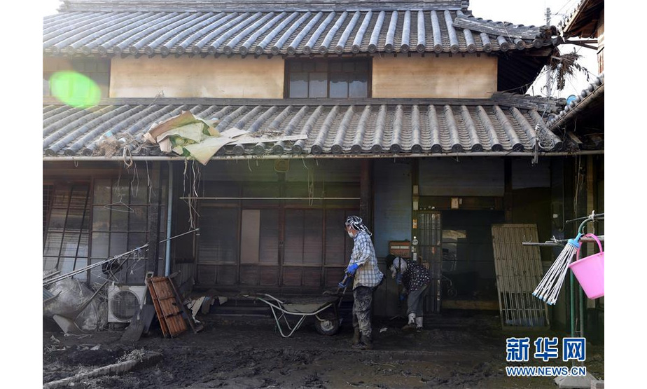 7月10日，在日本冈山县仓敷市真備町，居民在清理被洪水浸泡过的房屋。日本西部地区连降特大暴雨，引发30多年来最严重水灾。据日本媒体汇总，截至7月10日上午，已有至少130人丧生，将近60人失联。新华社记者 马平 摄