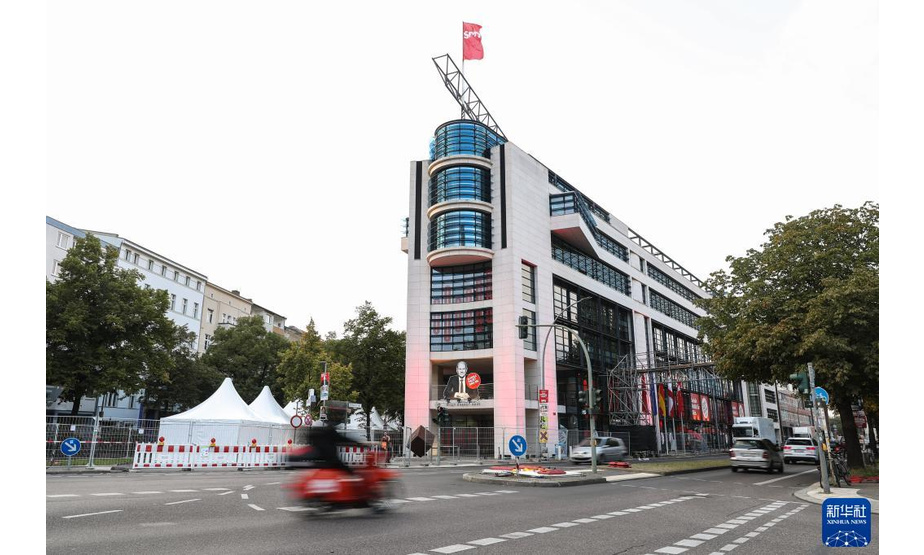 9月25日，车辆经过德国首都柏林的德国社会民主党（社民党）总部。

　　四年一度的德国联邦议院选举将于9月26日举行，新一届德国政府将基于选举结果组建。

　　新华社记者 单宇琦 摄