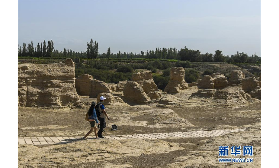 9月21日，游客在位于新疆吐鲁番的交河故城景区参观。 暑气褪去，新疆吐鲁番迎来旅游黄金期，游客尽享当地独特风情。 新华社记者 王菲 摄