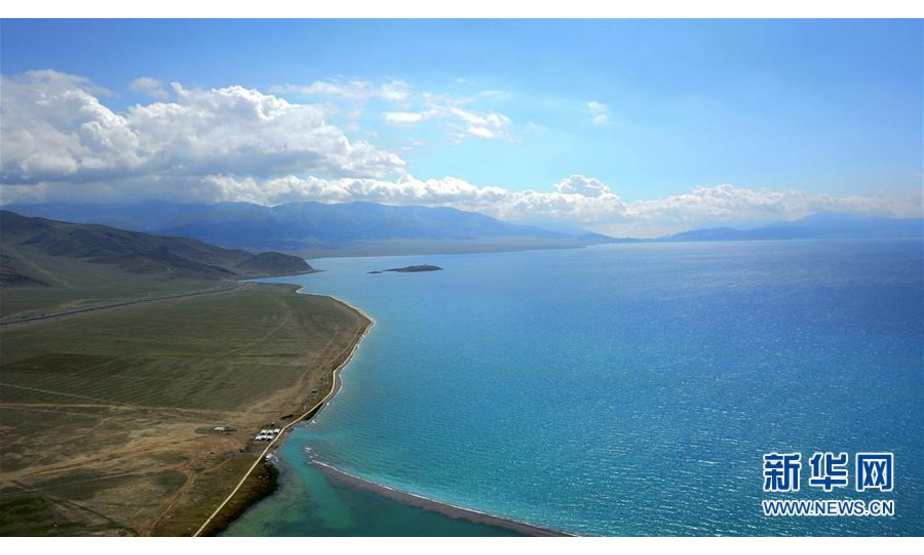 这是7月18日拍摄的新疆赛里木湖风光（无人机拍摄）。新华社发（许丛军 摄）