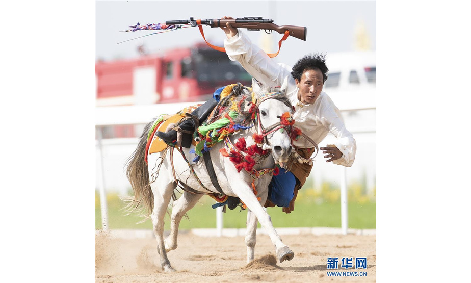 7月15日，青海代表团选手表演骑马点火。 当日，在内蒙古呼和浩特市举办的第十一届全国少数民族传统体育运动会马上项目进入第四个比赛日。 新华社记者沙达提摄