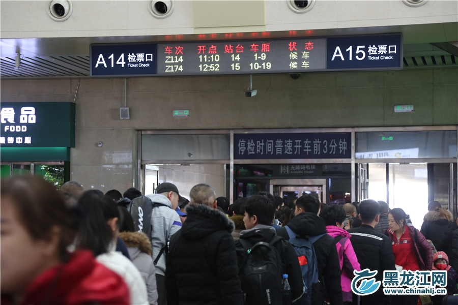 等待检票的乘客们。 石启立 摄  