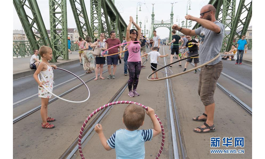 7月21日，人们在匈牙利首都布达佩斯的自由桥上游玩。新华社发（弗尔季·奥蒂洛摄）