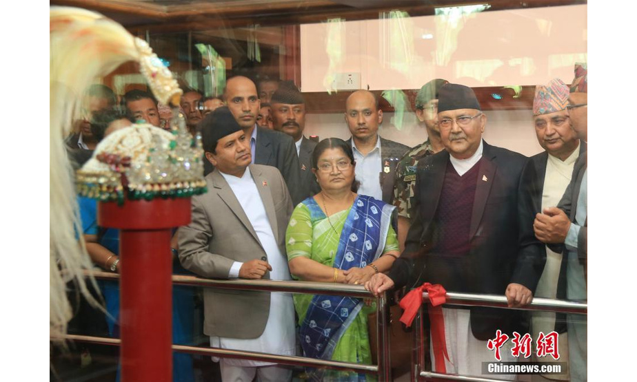 10月15日，尼泊尔末代王朝（沙阿王朝）国王王冠正式对外展出。同时展出的还有国王权杖、佩剑以及王后的王冠。图为尼泊尔总理奥利等驻足在王冠前，了解王冠的情况。中新社记者 张晨翼 摄