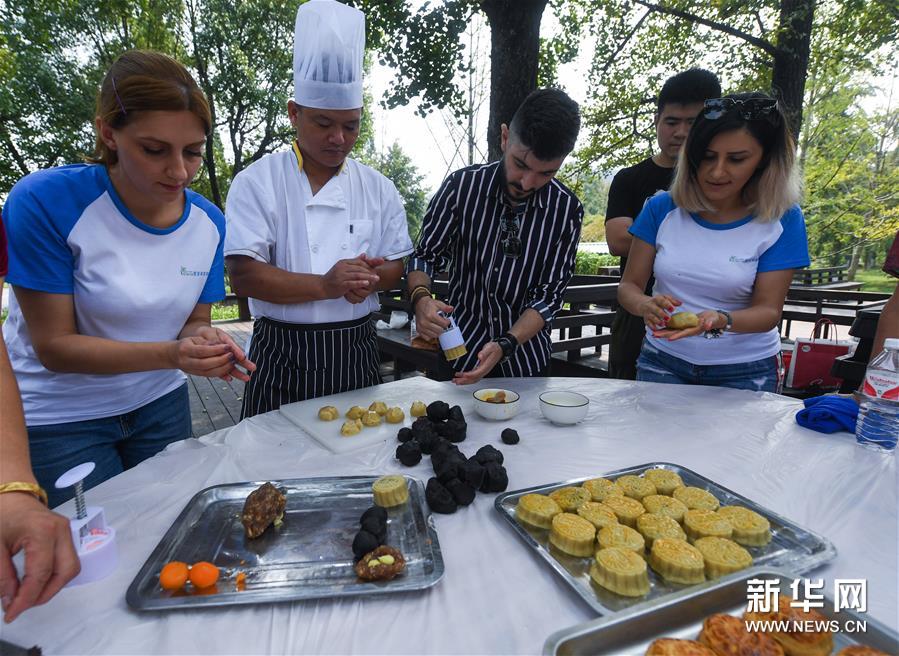 9月11日，几名外国友人在学做月饼。新华社记者 徐昱 摄