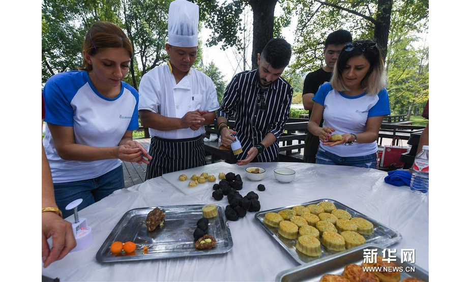 9月11日，几名外国友人在学做月饼。新华社记者 徐昱 摄