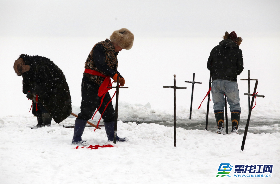 中国冰城哈尔滨每年冬季都见证中国最大规模的采冰活动，在北风呼啸、光滑如镜的松花江上，每天近千名采冰工人一起作业，取冰场面十分壮观。王铁男 摄