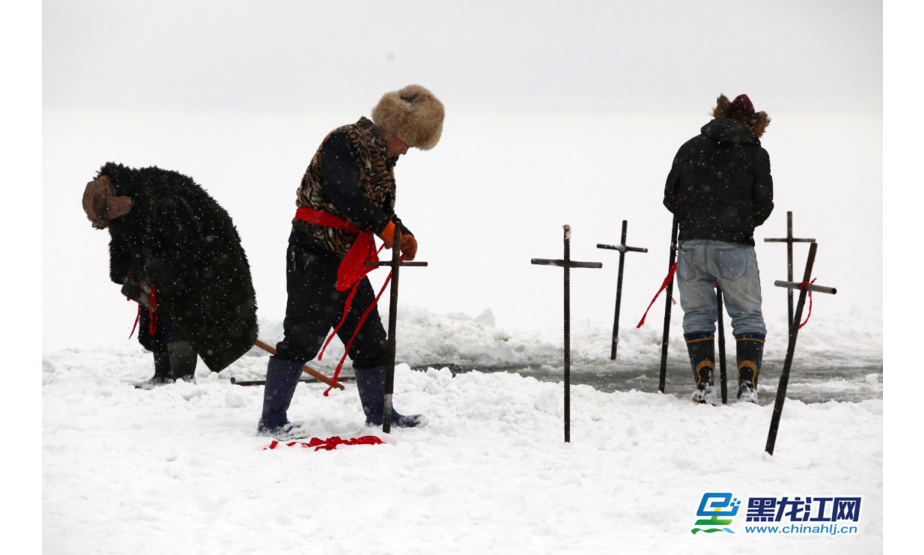 中国冰城哈尔滨每年冬季都见证中国最大规模的采冰活动，在北风呼啸、光滑如镜的松花江上，每天近千名采冰工人一起作业，取冰场面十分壮观。王铁男 摄