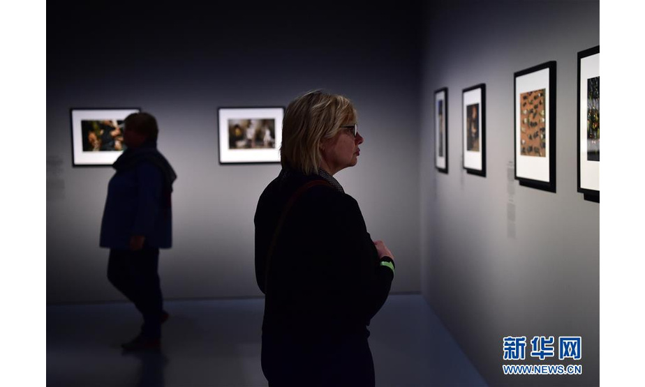 5月21日，在德国杜塞尔多夫艺术宫博物馆，人们观看女战地摄影师作品展。 新华社记者逯阳摄