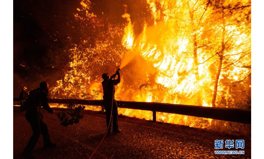 8月5日，消防员在希腊雅典北部的山火现场灭火。

　　希腊总理基里亚科斯·米佐塔基斯5日表示，在经历多日极端高温天气后，希腊正在应对多起山火，形势“极其危急”。

　　新华社发（马里奥斯·罗洛斯摄）