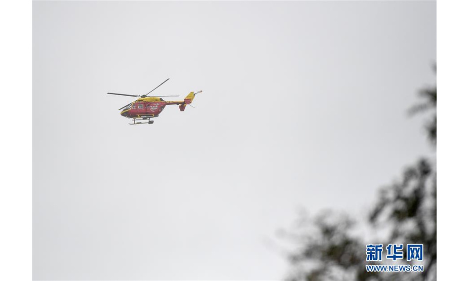 3月17日，在新西兰克赖斯特彻奇，一架救援直升机飞往医院。 新西兰警察总署17日宣布，由于新发现一名遇难者，目前新西兰克赖斯特彻奇市枪击案已致50死50伤。 新华社记者郭磊摄