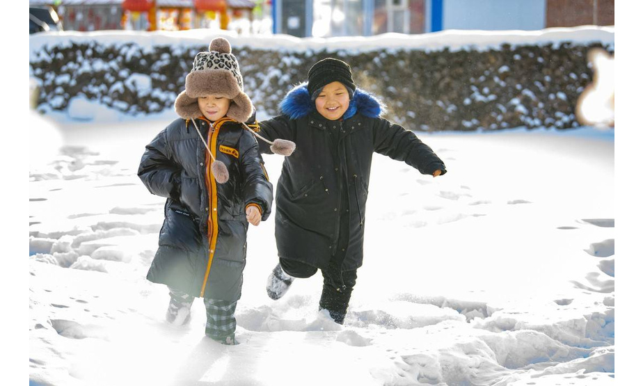 1月17日，两名小朋友在“冷极村”戏雪。