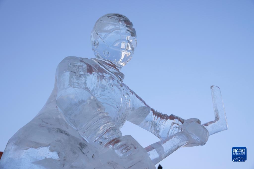 1月17日在哈尔滨市世茂大道与聚源街街口附近拍摄的一处冰雕。新华社记者 张涛 摄