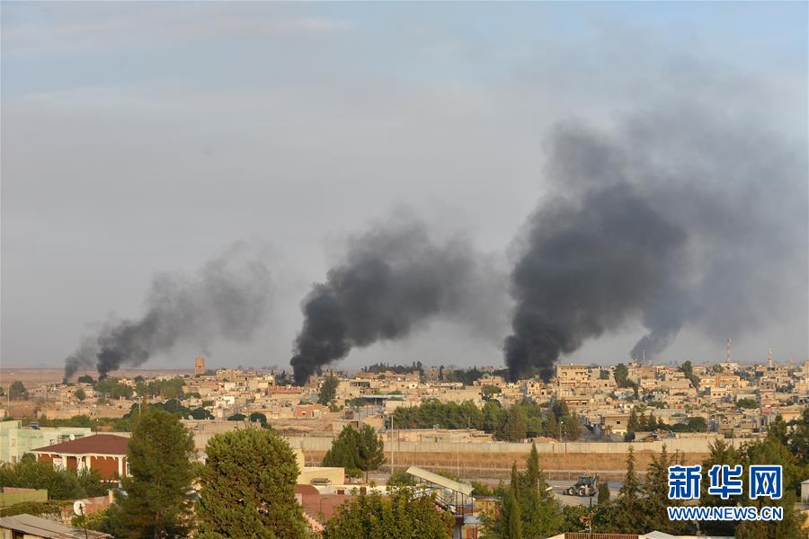 这是10月9日在土耳其边境的杰伊兰珀纳尔附近拍摄的遭到土军炮击的叙利亚拉斯艾因市。新华社发（穆斯塔法·卡亚摄）