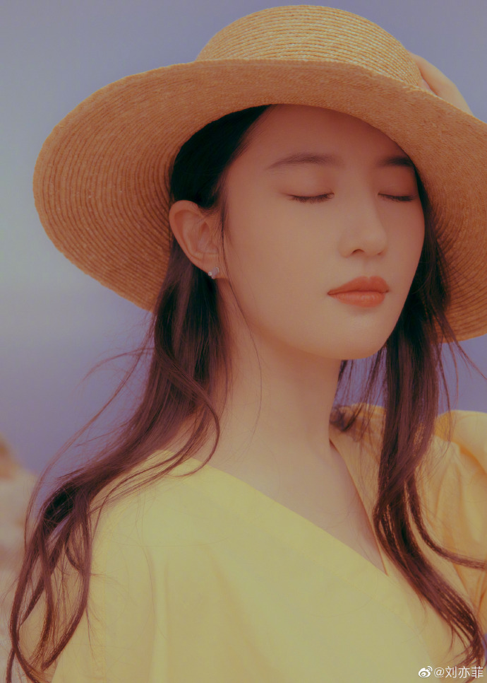 近日，神仙姐姐刘亦菲联连晒两组美照，气质温婉，美出新高度!