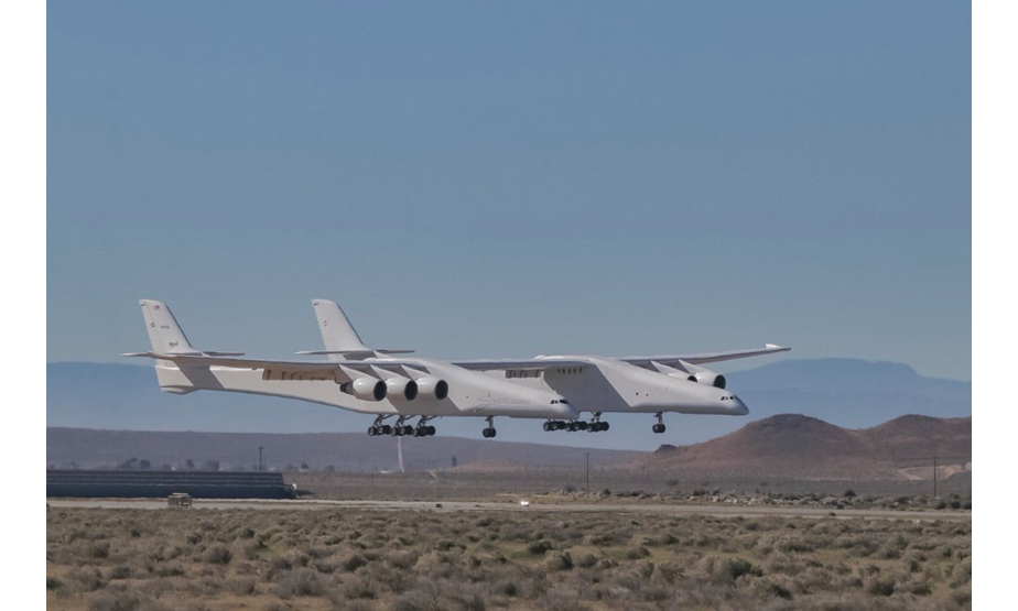 当地时间13日，一架号称“全球最大”的古怪飞机在美国加州莫哈维沙漠完成了它的首飞。